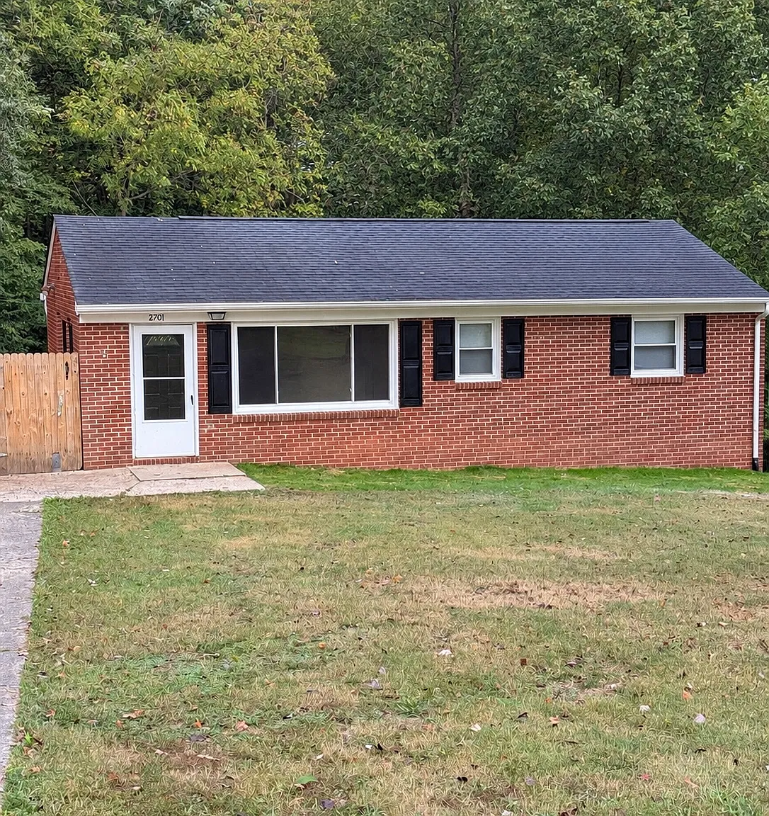 3 bed, 912 sqft, $1,350 — Photo 1