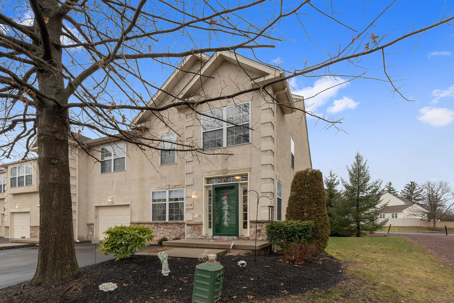 219 Warwick Way photo 1