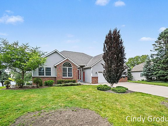 4th image of 975 Bluff Lake Dr