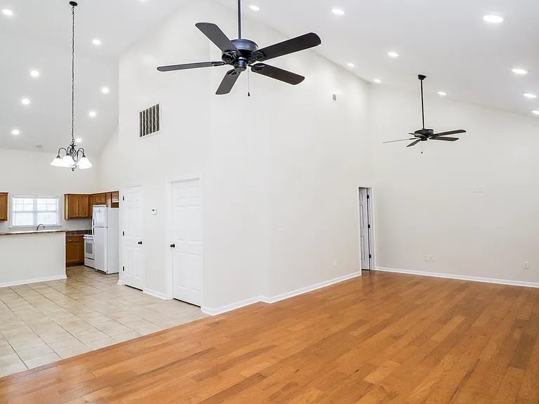 109 Saucer Ln — Photo 8