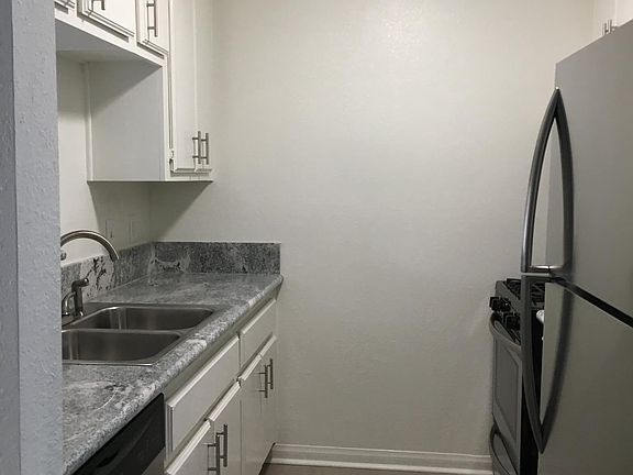 4th image of 1611 S Bundy Dr APT 08