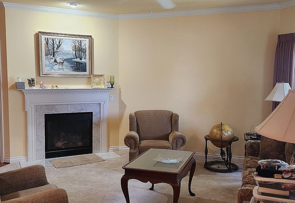 Living room w/ gas fireplace