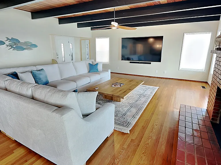 3712 Riviera Dr — Photo 8