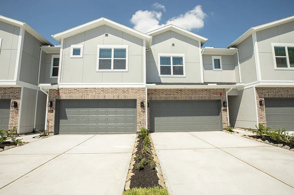 Skymor Pearland — Photo 1