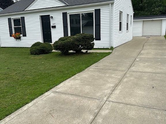 2nd image of 1117 Iroquois Ave