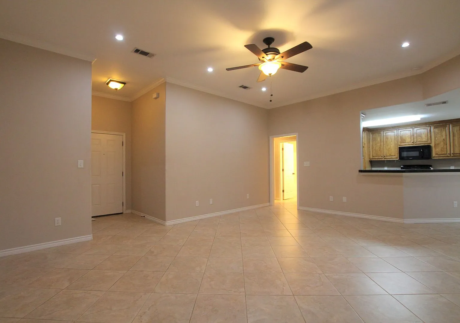 Beautiful 3 Bedroom Home in Flint! — Photo 4