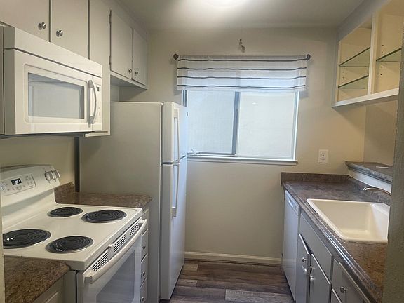 3rd image of 155 London Ct