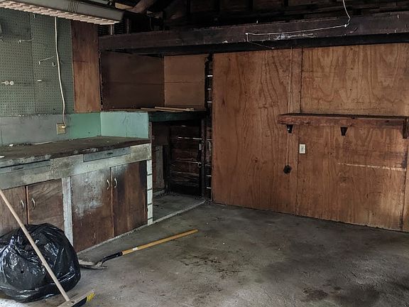 gar/shop-like with cabinets