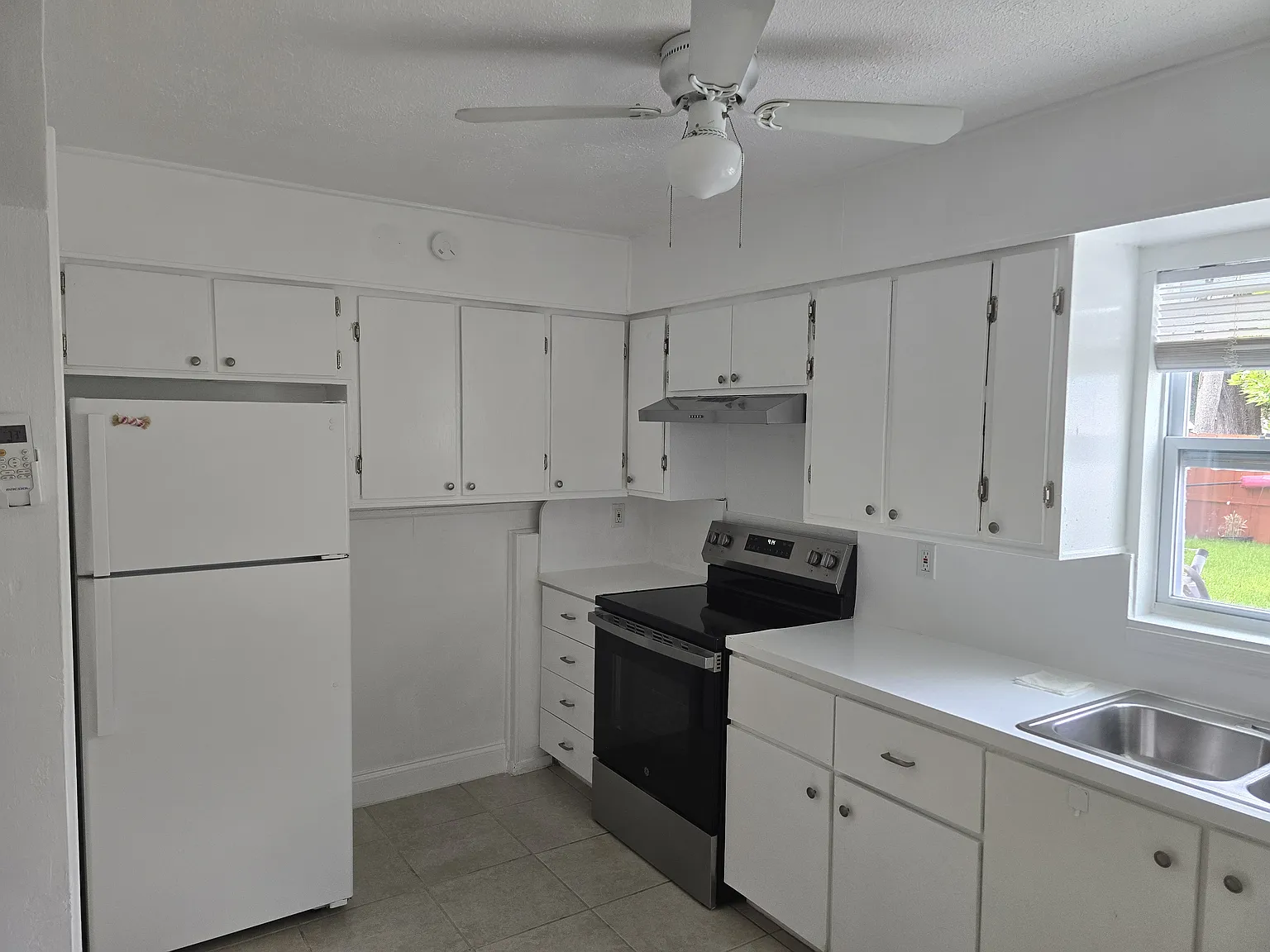1323 Pinewood Ave — Photo 1