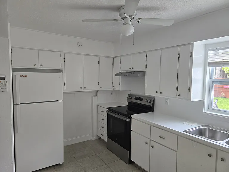 1323 Pinewood Ave — Photo 1