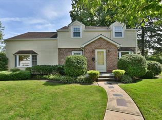 5 Park Cir, Great Neck, NY 11024