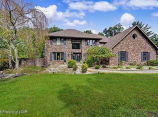 26 Mountainwood Dr, Mountain Top, PA 18707