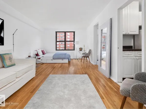 305 E 72nd St, New York, NY 10021