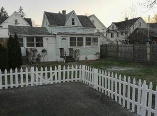 60 Mooreland St, Springfield, MA 01104