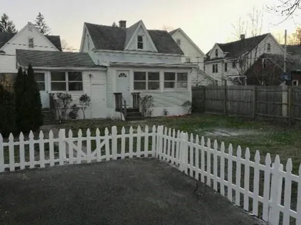 60 Mooreland St, Springfield, MA 01104