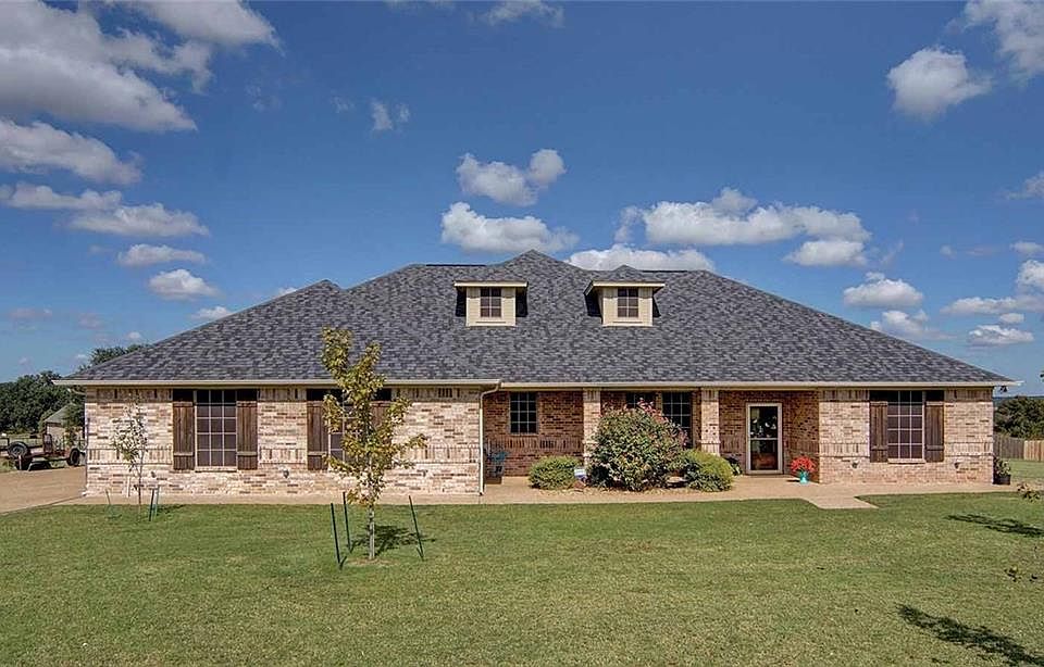 1st image of 200 Live Oak Dr