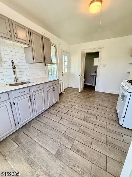 2 bed, 1.0 bath, $2,095 — Photo 2