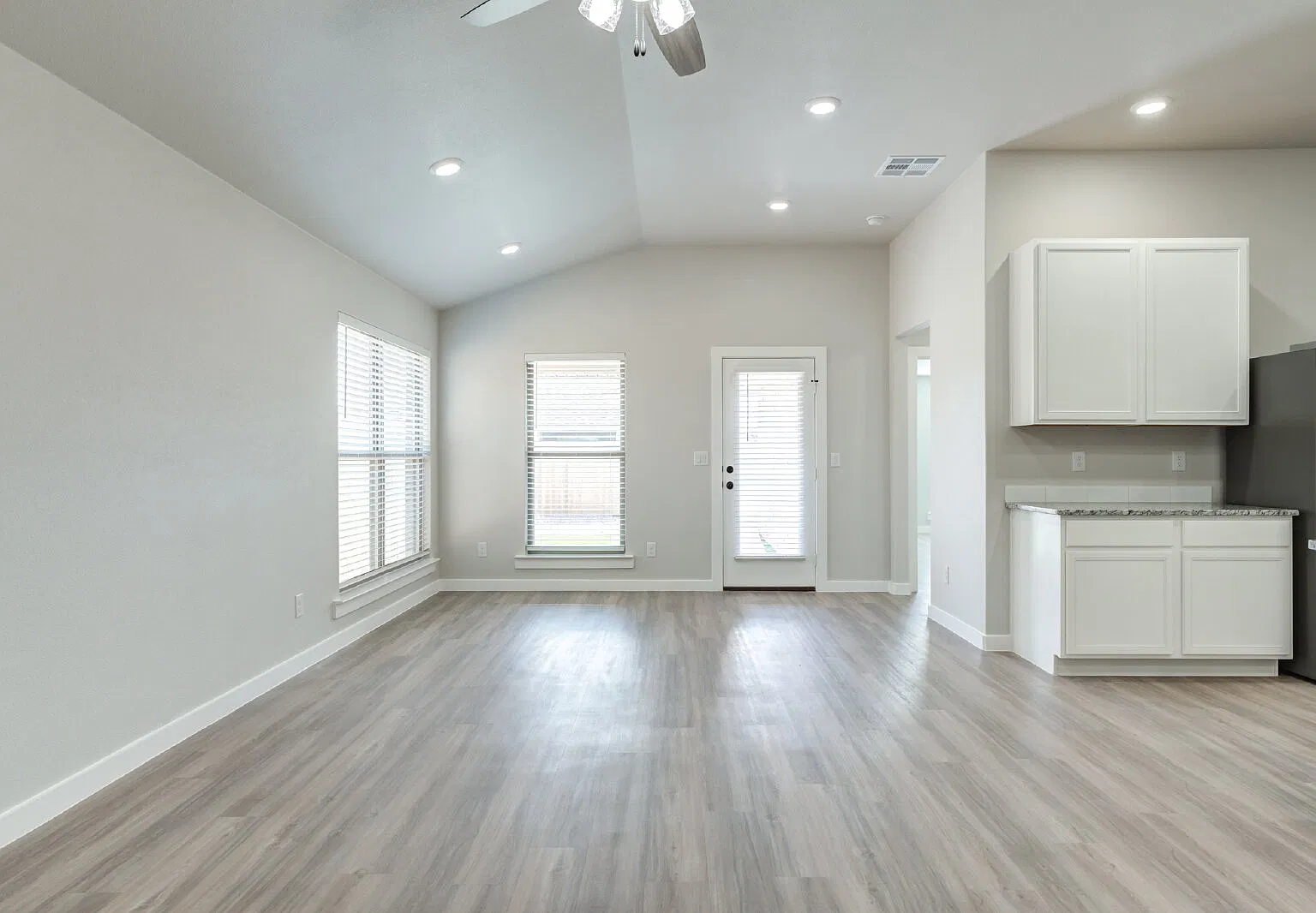 4 bed, 2.0 bath, 1700 sqft, $2,100 — Photo 4
