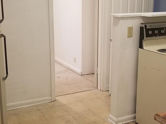 4th image of 1008 W 14th St APT 2