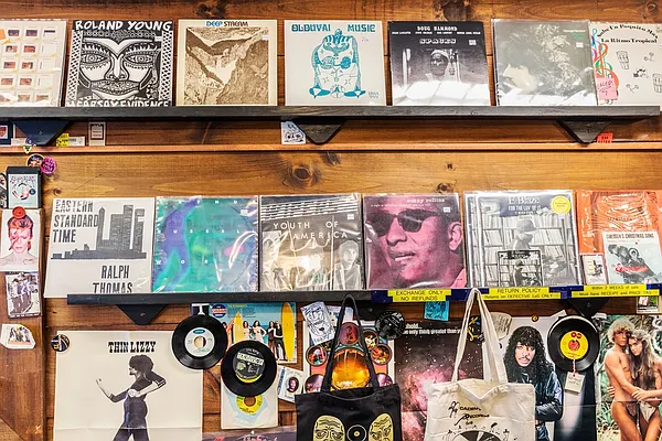 Rented by Extell Marketing Group LLC | media 21