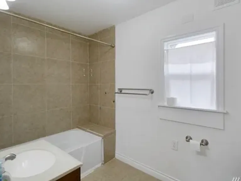 520 SE Date Ave — Photo 5