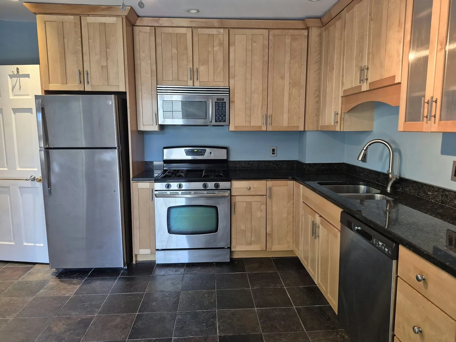 2 bed, 1.0 bath, 834 sqft, $2,750 — Photo 2