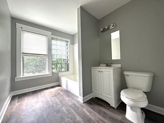 5th image of 1054 Edmund Ave W