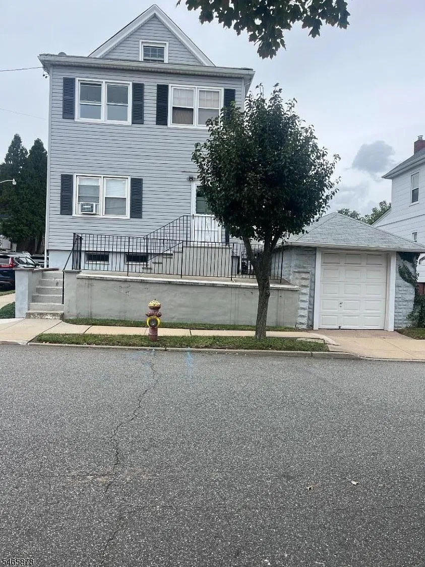 3 bed, 1.0 bath, $2,500 — Photo 1