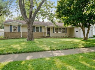 911 Mayflower Ave, Bloomington, IL 61701