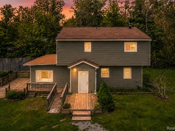 11388 Sunset Blvd, Pinckney, MI 48169