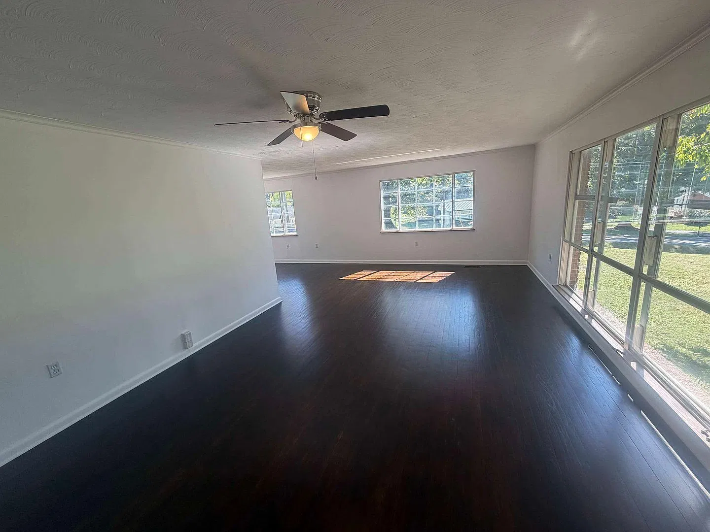 South Knoxville Charmer...3 bedroom, 1.5 bath basement rancher — Photo 2