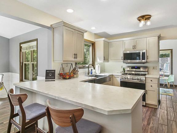 3rd image of 625 Bradford Way