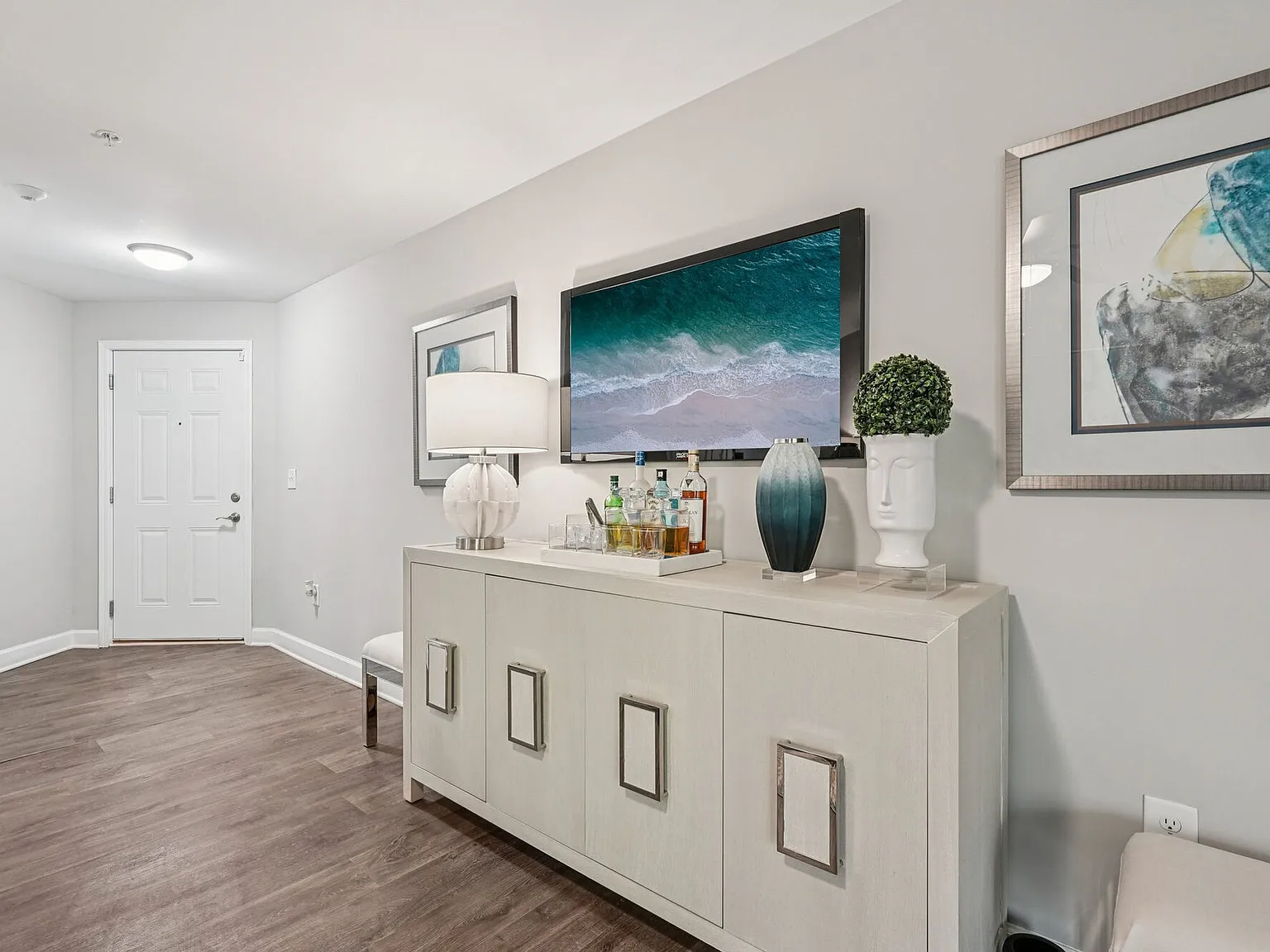 Las Palmas Apartments — Photo 3