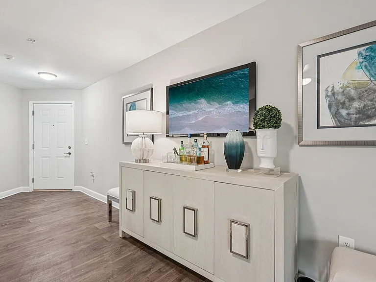 Las Palmas Apartments — Photo 3