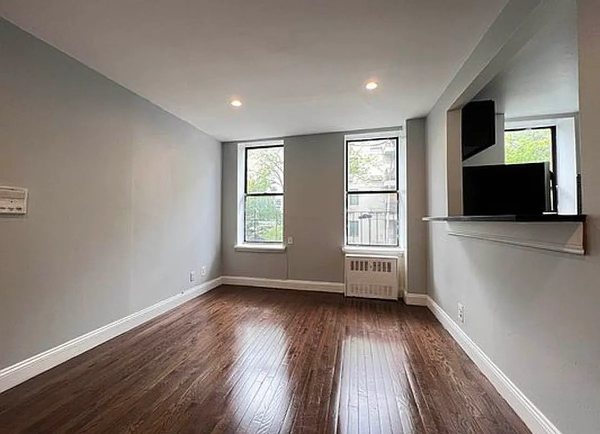 Building Photo - 926 Bronx Park S #3B