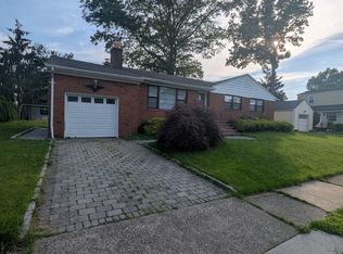 712 Golf Ter, Roselle, NJ