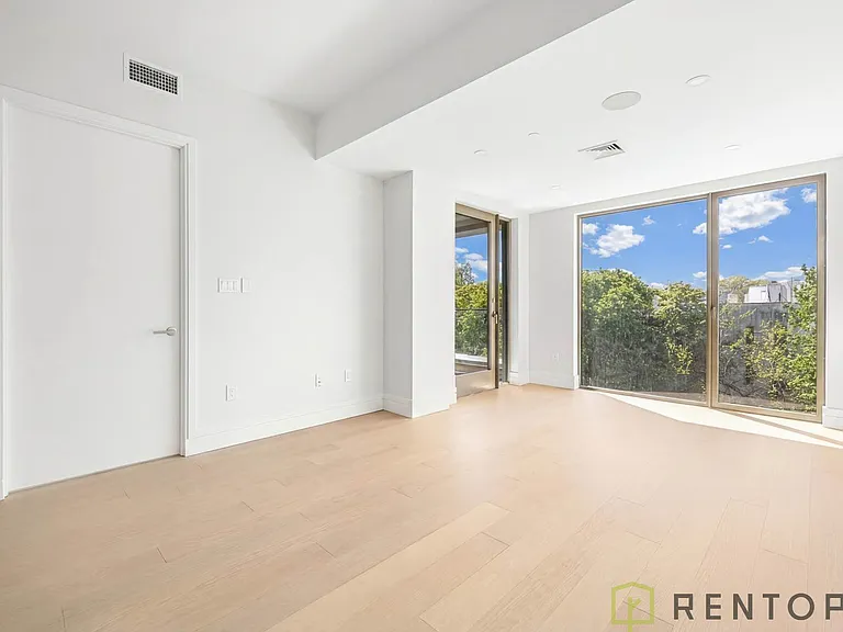 960 Franklin Ave #128 — Photo 5