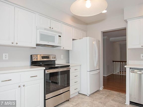 3rd image of 6129 Summer Park Ln