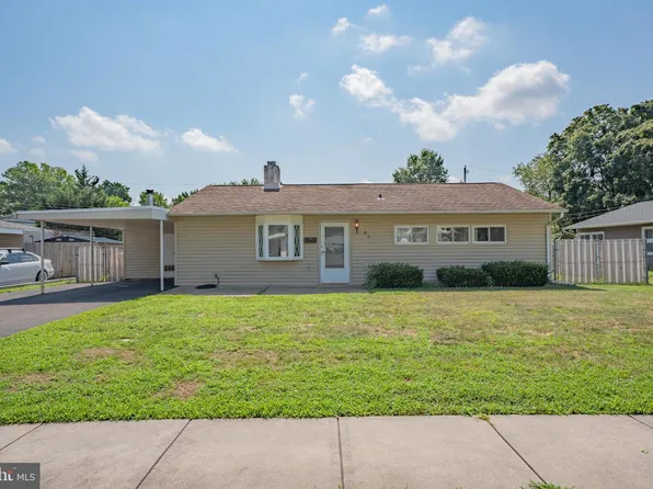 32 Young Birch Rd, Levittown, PA 19057