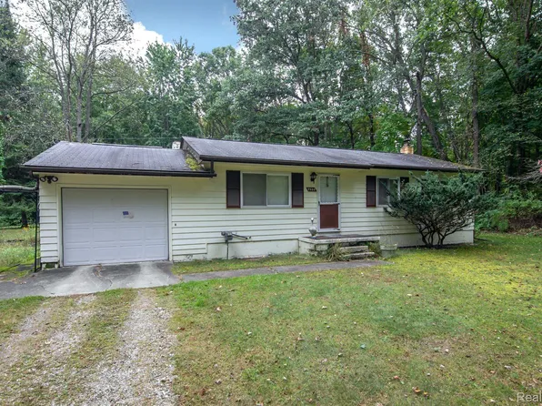 7534 Golf Club Rd, Howell, MI 48843