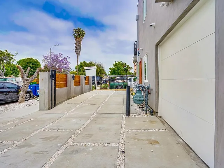 2300 Carmona Ave — Photo 3