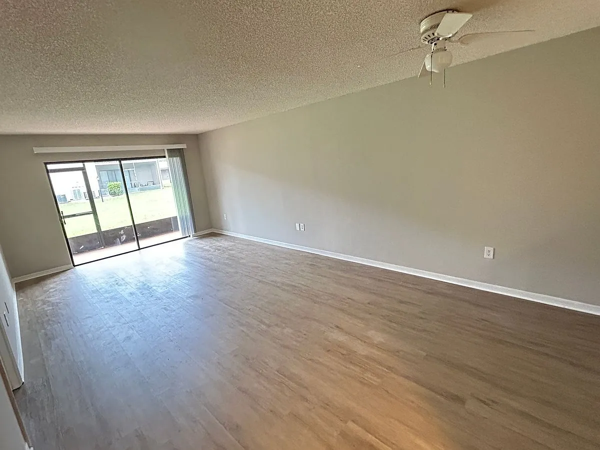 1069 Ellen Court #1069 — Photo 4