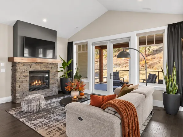 4000 Redstone Cres Unit 221, Peachland, BC V0H 1X5