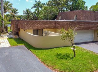 7368 Oakland Hills Dr, Hialeah, FL 33015