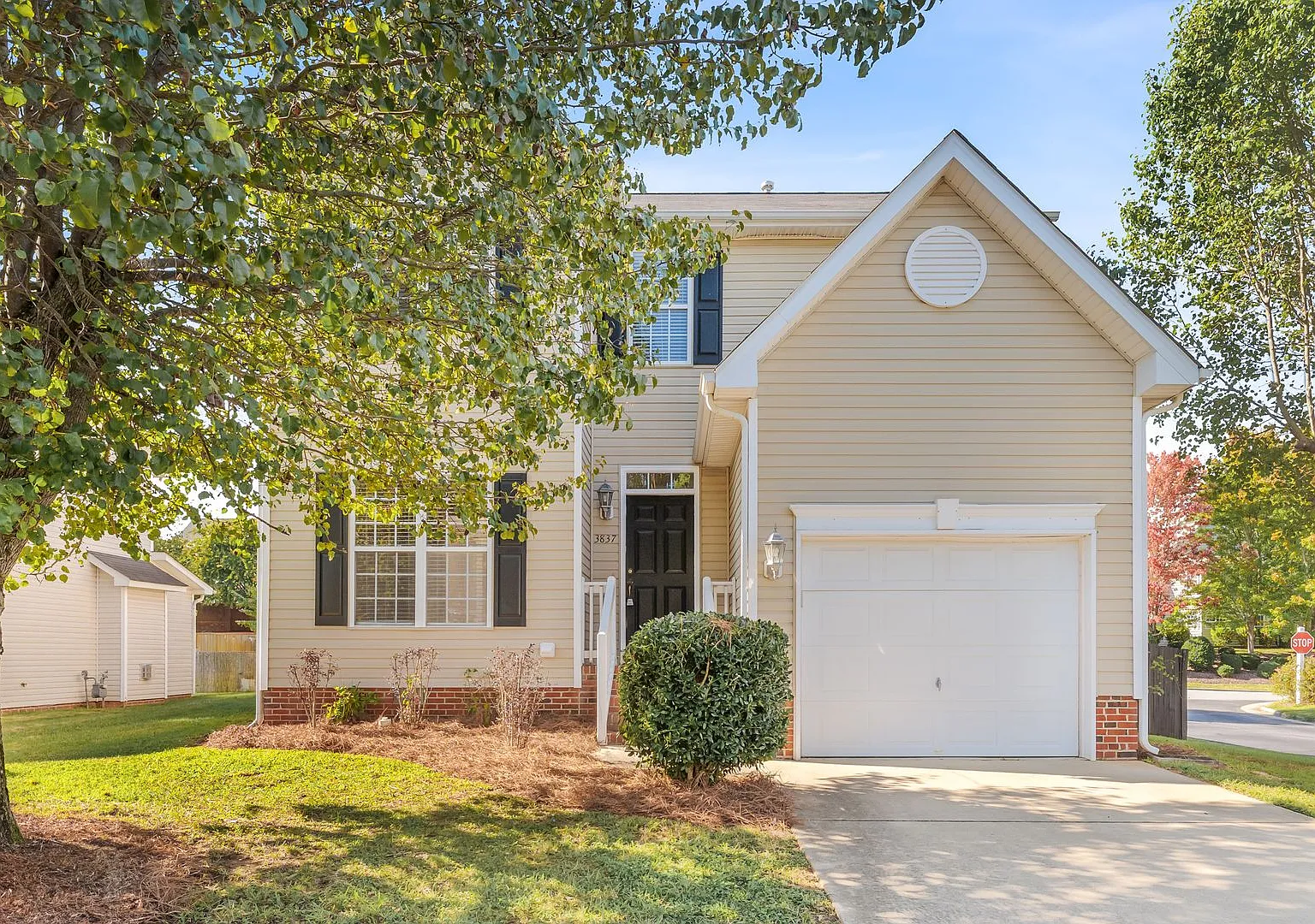 W. Wendover, Beautiful Home, Granite Counter-Tops, SS Appliances, Hardwoods, FP, Deck, Fenced, Ga... — Photo 1