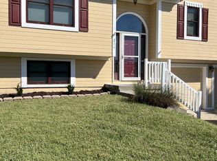 211 Porter Dr, Smithville, MO 64089