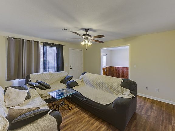 3rd image of 209 Willow Dr