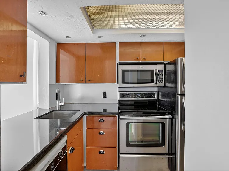 1531 SE 15th St #8 — Photo 4