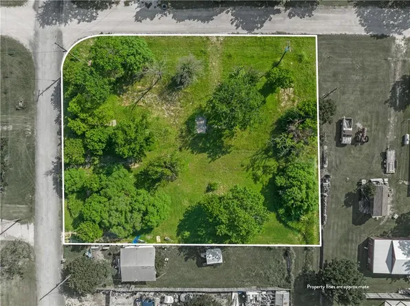 506 N Seeley Ave NW, Mount Calm, TX 76673