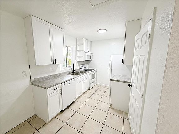 4th image of 3916 E Genesee St